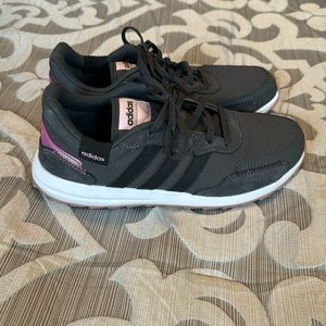 Like NEW Adidas tennis shoes